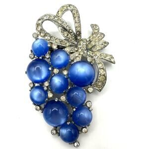 Coro 1941 silver tone blue moonglow lucite rhinestones grapes bunch brooch clip